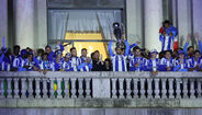 Jogadores do FC Porto mostram troféu da Liga na varanda da CM Porto