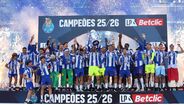 FC Porto levanta a taça de campeão no Dragão