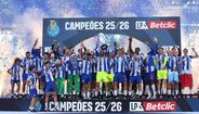 FC Porto levanta a taça de campeão no Dragão