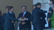 O momento do cumprimento entre André Villas-Boas e Rui Costa na final da Taça de Portugal feminina