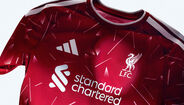 Um 'ícone reimaginado': assim apresenta o Liverpool a camisola para 2026/27