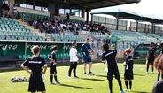 Treino de futebol com jovens atletas num estádio