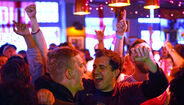 Adeptos do Arsenal festejam nos pubs de Londres a conquista da Premier League