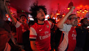 Adeptos do Arsenal festejam nos pubs de Londres a conquista da Premier League