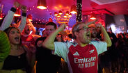 Adeptos do Arsenal festejam nos pubs de Londres a conquista da Premier League