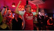 Adeptos do Arsenal festejam nos pubs de Londres a conquista da Premier League