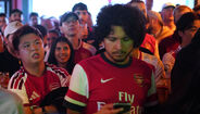 Adeptos do Arsenal festejam nos pubs de Londres a conquista da Premier League