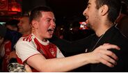 Adeptos do Arsenal festejam nos pubs de Londres a conquista da Premier League