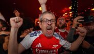 Adeptos do Arsenal festejam nos pubs de Londres a conquista da Premier League