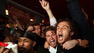 Adeptos do Arsenal festejam nos pubs de Londres a conquista da Premier League