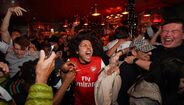 Adeptos do Arsenal festejam nos pubs de Londres a conquista da Premier League