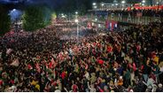 Multidão sai às ruas para celebrar o título de campeão do Arsenal: as imagens da festa junto ao Emirates