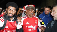 Multidão sai às ruas para celebrar o título de campeão do Arsenal: as imagens da festa junto ao Emirates