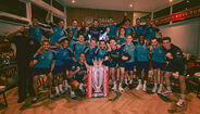 Jogadores do Arsenal com troféu... de cartão