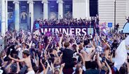 Fãs do Aston Villa celebram o título nas ruas de Birmingham