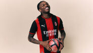 Rafael Leão em destaque no novo equipamento do AC Milan para 2026/27