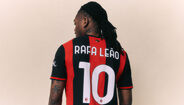 Rafael Leão em destaque no novo equipamento do AC Milan para 2026/27