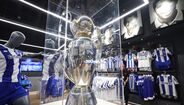 Taça de Campeão Nacional em exibição na nova loja do FC Porto do NorteShopping