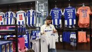 Taça de Campeão Nacional em exibição na nova loja do FC Porto do NorteShopping