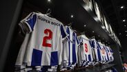 Taça de Campeão Nacional em exibição na nova loja do FC Porto do NorteShopping