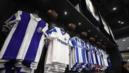Taça de Campeão Nacional em exibição na nova loja do FC Porto do NorteShopping