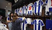 Taça de Campeão Nacional em exibição na nova loja do FC Porto do NorteShopping