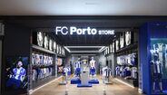 Taça de Campeão Nacional em exibição na nova loja do FC Porto do NorteShopping