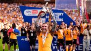 A festa do Hull City  com subida à Premier League com Oliver McBurnie a levantar a taça