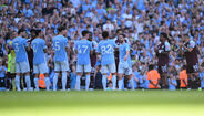 Bernardo Silva sai em lágrimas, com ovação no jogo entre o Manchester City e o Aston Villa
