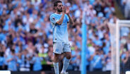 Bernardo Silva sai em lágrimas, com ovação no jogo entre o Manchester City e o Aston Villa
