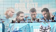 Manchester City festejou com os adeptos na habitual parada pelas ruas da cidade