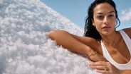 Campanha de joalharia Pandora Essence com modelo em montanha de sal