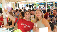 Celebração com cerveja e camisola de Portugal num espaço festivo