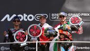 Marco Bezzecchi (no centro), Jorge Martin (à esquerda) e Francesco Bagnaia (direita)