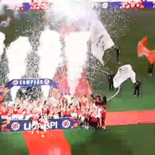 <![CDATA[ Hexacampeãs fazem a festa na Luz: o momento em que a equipa do Benfica ergue o troféu ]]>