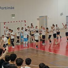 <![CDATA[ Portimonense garante subida à Liga Placard e tem título da 2ª Divisão na mira ]]>
