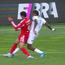 <![CDATA[ Árbitro viu imagens e assinalou penálti sobre Ivanovic: o lance que colocou o Benfica a vencer o Famalicão ]]>