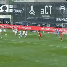 <![CDATA[ Grande jogada de Schjelderup e golo de Ríos: foi desta forma que o Benfica chegou ao 2-0 em Famalicão ]]>