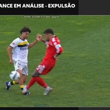 <![CDATA[ VAR alertou árbitro e este mostrou vermelho direto a Otamendi por esta entrada no Famalicão-Benfica ]]>