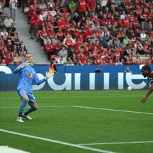 <![CDATA[ Bayer Leverkusen goleia Leipzig e reacende luta pelo 3.º lugar da Bundesliga ]]>