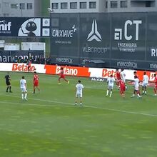<![CDATA[ O golo do empate do Famalicão: Benfica reagiu tarde ao canto e Abubakar antecipou-se a Trubin ]]>