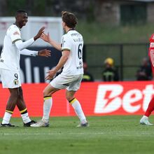 <![CDATA[ Van de Looi e a atitude do Benfica após a expulsão: «A ganhar com 10 baixam mais e perdem tempo...» ]]>