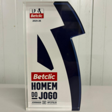 <![CDATA[ Benfica oferece prémio de homem do jogo... à equipa de arbitragem ]]>