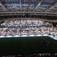 <![CDATA[ Mais uma homenagem marcante: Dragão às escuras, luzes nas bancadas e viúva de Jorge Costa no relvado ]]>