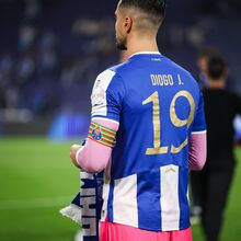 <![CDATA[ «Sempre connosco»: Diogo Costa com camisola de Diogo Jota nos festejos ]]>