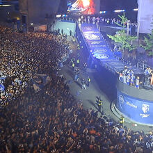 <![CDATA[ Ponto alto na festa: Jogadores do FC Porto e milhares de adeptos em euforia no exterior do Dragão ]]>