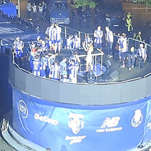 <![CDATA[ Insólito: Samu foi buscar melão... e jogadores do FC Porto atiraram-no do palco da festa ]]>