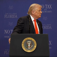 <![CDATA[ Trump: «Pagamos um dinheirão a estes tipos... Digam-lhes para aumentar o som do microfone!» ]]>