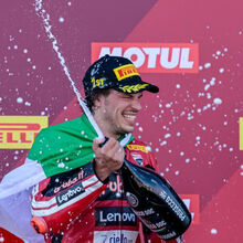 <![CDATA[ Nicolo Bulega vence pela 15.ª vez consecutiva nas Superbikes e amplia recorde ]]>