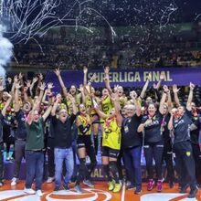 <![CDATA[ Treinador português Rui Moreira vence campeonato brasileiro feminino de voleibol ]]>